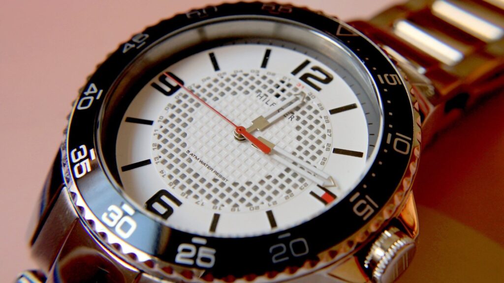 Esfera de reloj analógico Tommy Hilfiger, blanca con agujas blancas y rojas.